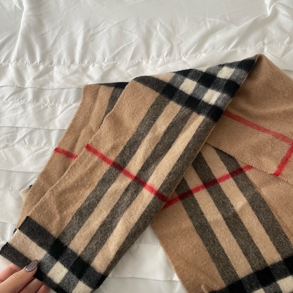 BURBERRY LONDON CHECK CASHMERE SCARF / WRAP. - Picture 2 of 4
